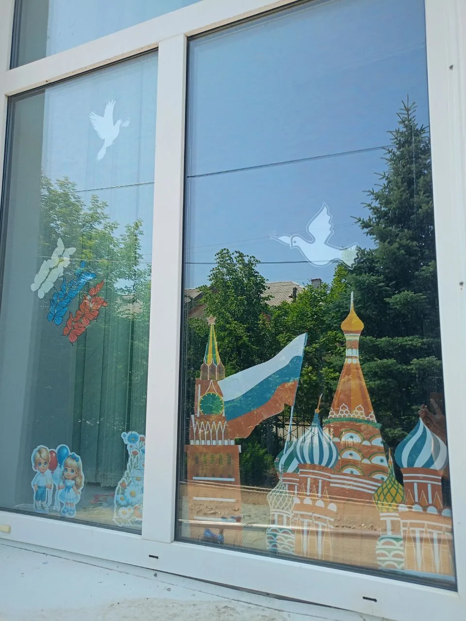 🇷🇺Воспитанники ДОЛ "Ураганчики" принимают участие в акции Движения Первых "Окна России".
День Росс