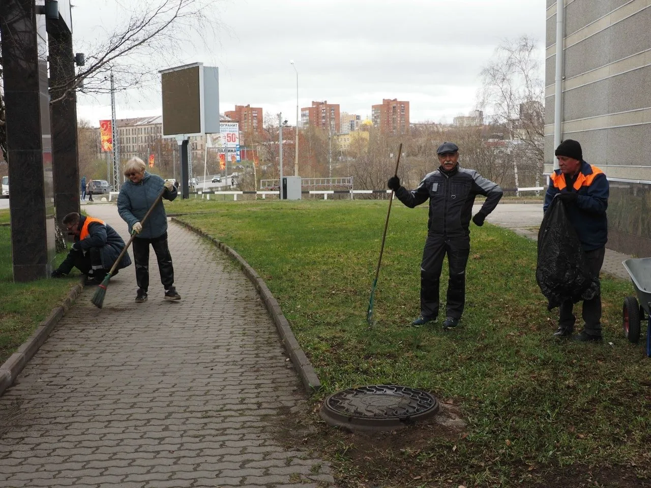 Коллектив театра вышел на субботник!

Апрель – это традиционное время наведения чистоты и порядка, а