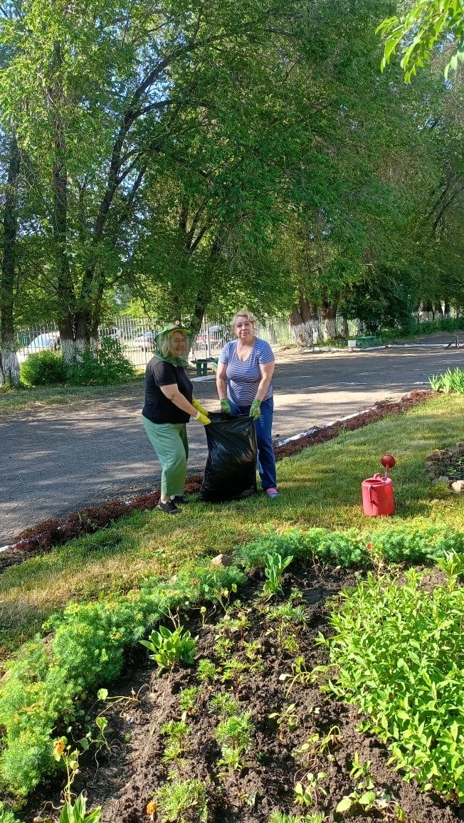В первые жаркие дни летних каникул на пришкольном участке закипела работа. Педагоги сменили элегантн