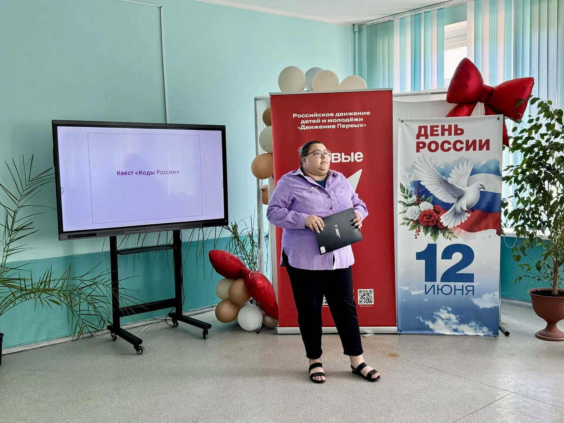 В пришкольном лагере «Радуга» в преддверии Дня России, советник директора по воспитанию Масалова Мар