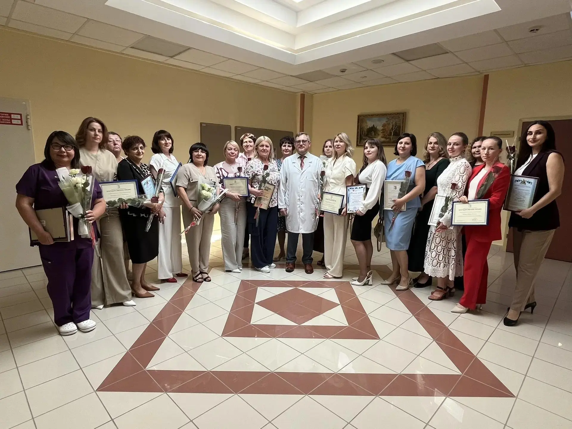 🎉 В преддверии Дня медицинского работника в нашей больнице прошло торжественное награждение!

Лечит