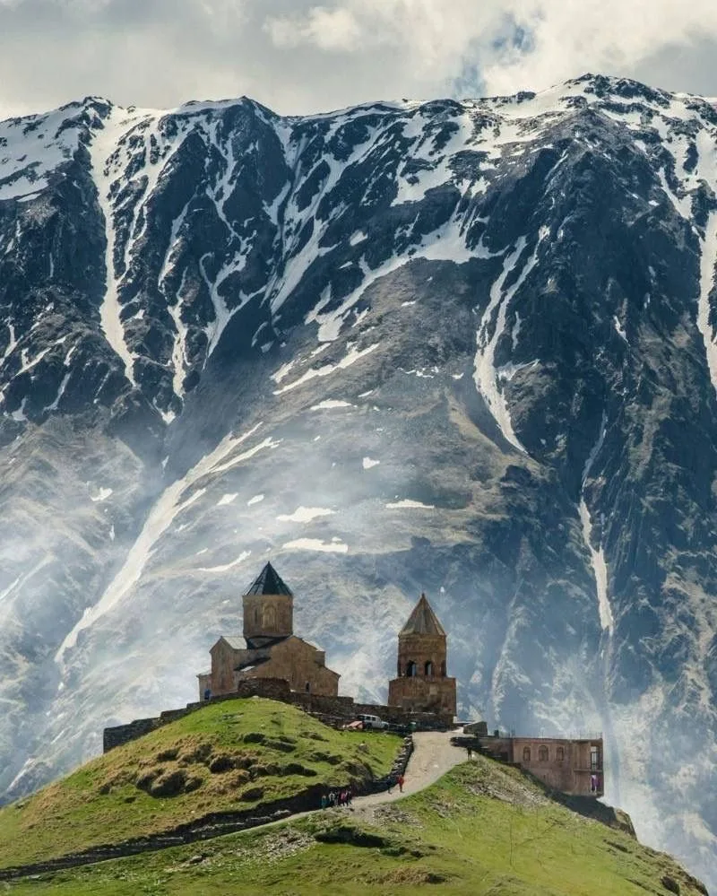 Троицкая церковь в Гергети на фоне величественного Казбека, Грузия 🇬🇪

#Грузия #Гергети #Казбек #Г