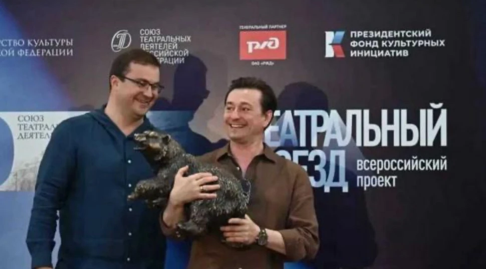🐻 Сергею Безрукову в Омске подарили 50-килограммового медвежонка

Вечером 11 июня на перроне омског