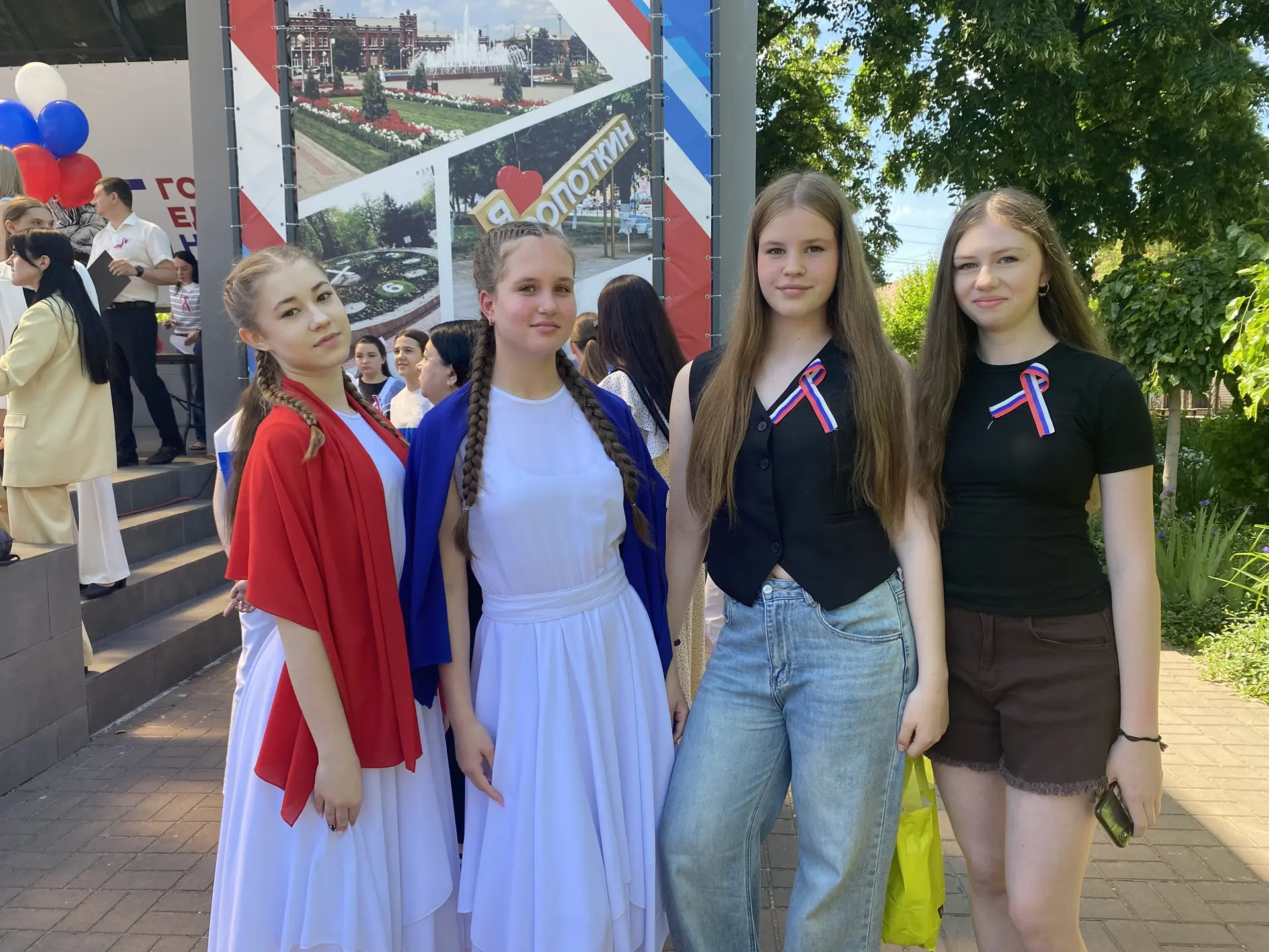С Днём России! 🇷🇺

Сегодня, в День России, ученики МБОУ СОШ №11 им. Ф. Ф. Ушакова стали участникам