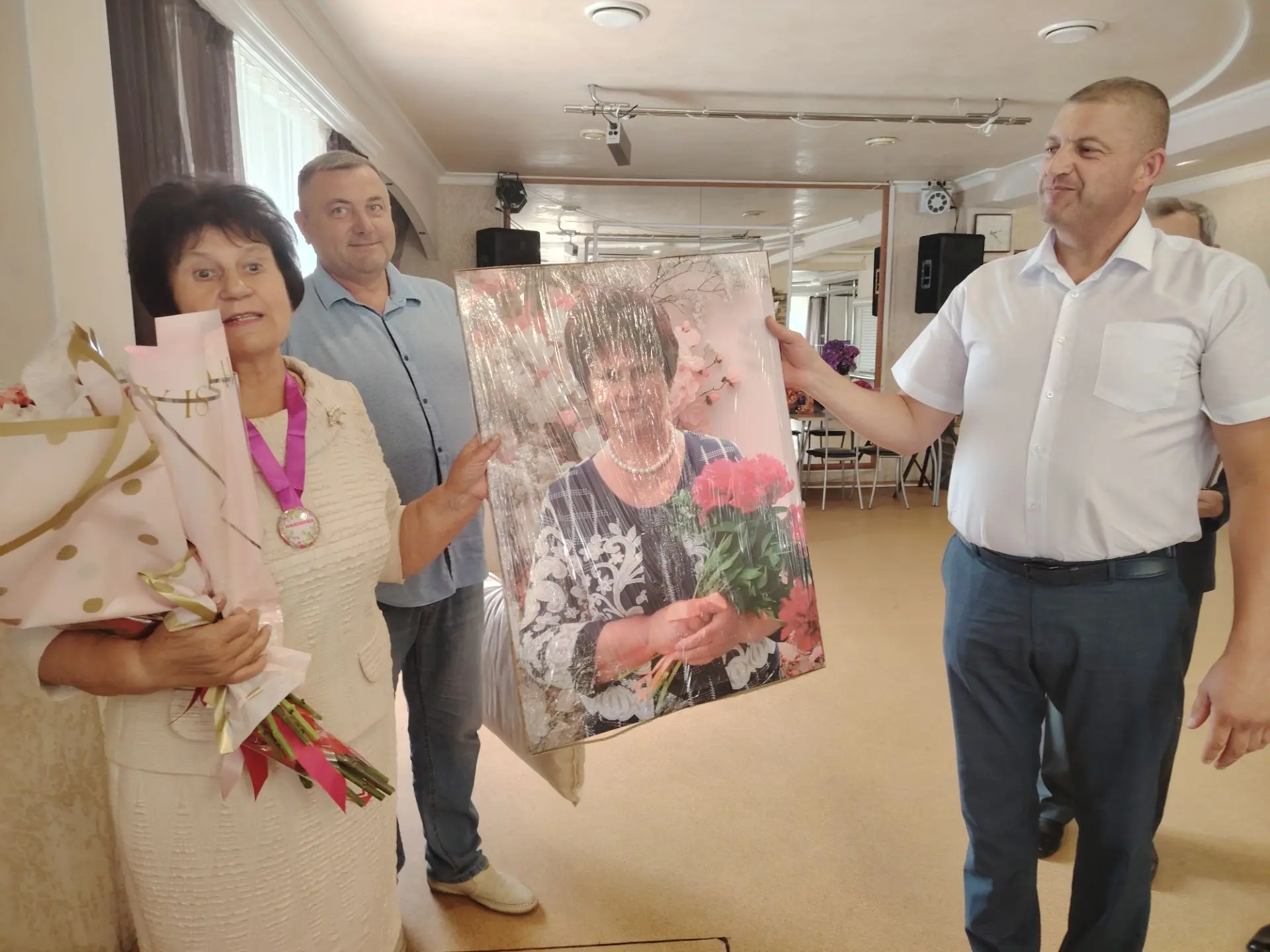 Сегодня свой 70-летний юбилей отметила замечательная женщина, в прошлом директор Роговской школы Гал