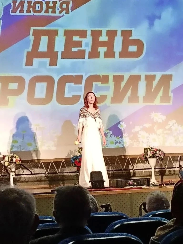 13 июня солистка студии академического вокала «Рапсодия» Кронштадтского Дворца культуры Оксана Демен