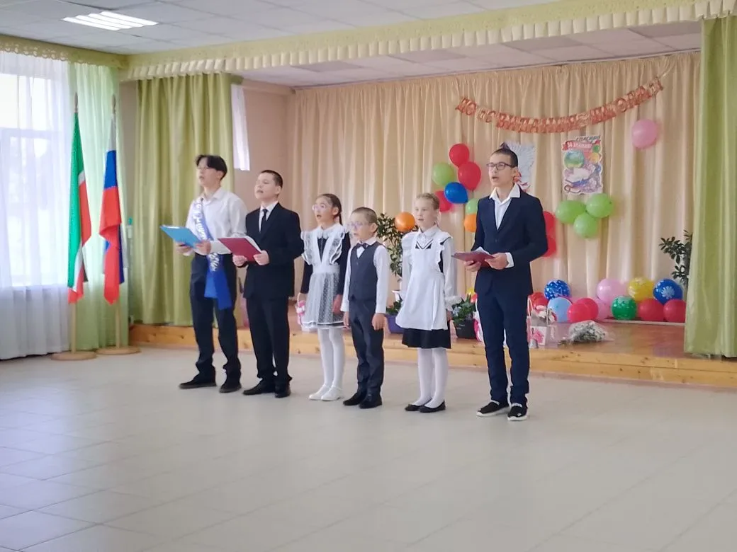 26 май көнне мәктәптә иң матур бәйрәмнәрнең  берсе - Соңгы кыңгырау бәйрәмен үткәрдек. Быел мәктәпне
