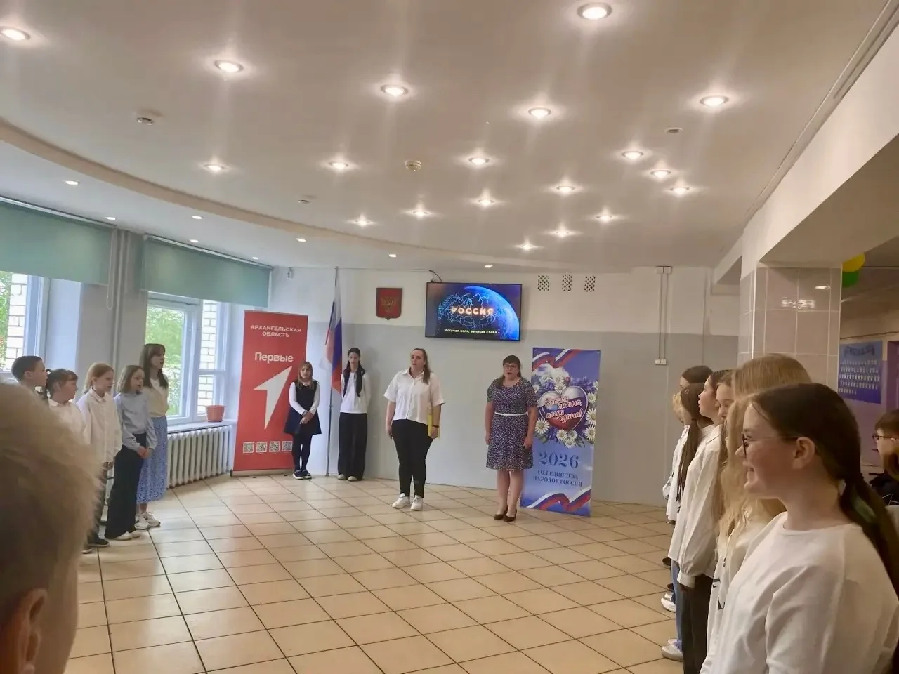 В нашей школе состоялась торжественная линейка, посвященная поднятию флага Российской Федерации. Это