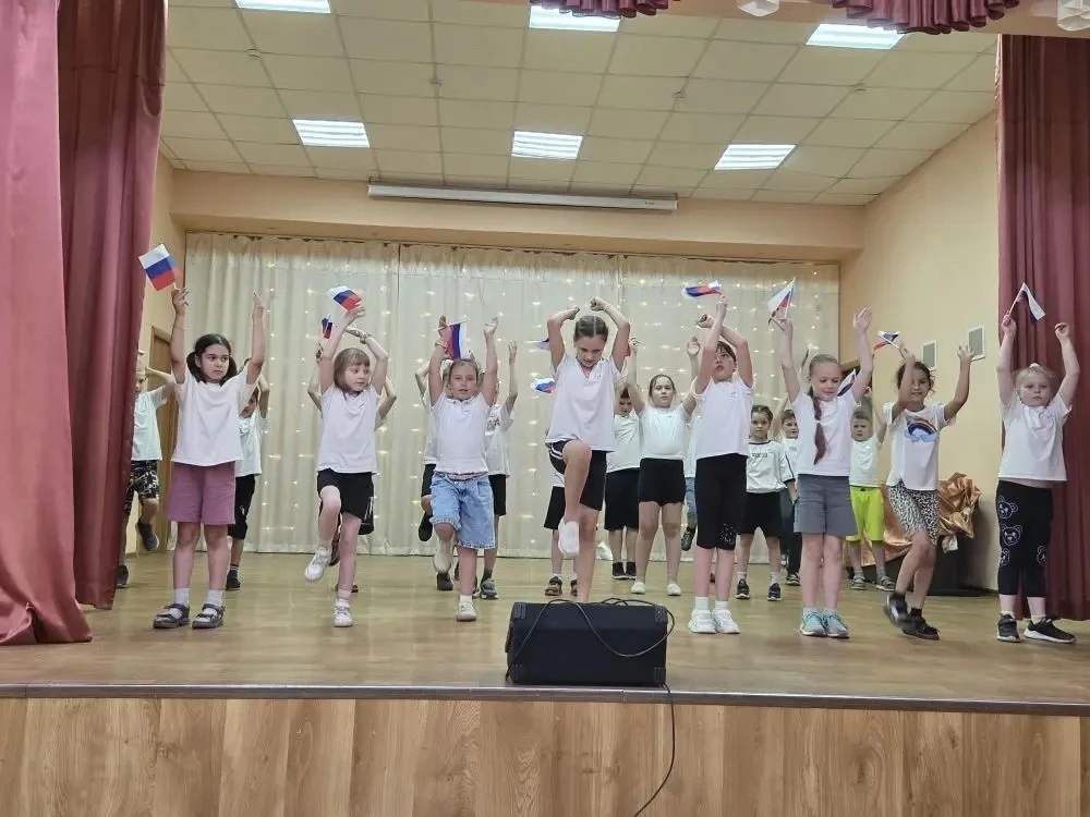 🎉 С Днём России, друзья 🇷🇺

Вчера наша школа отмечала один из самых светлых праздников — День Рос