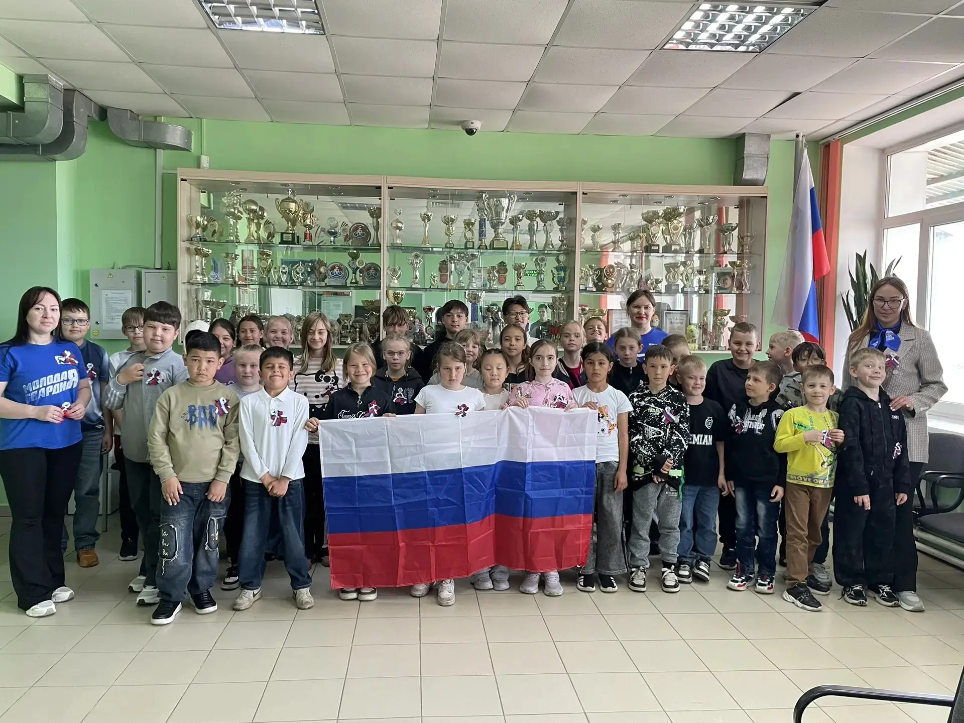 Окна в цветах триколора: как мы готовились ко Дню России 🦅🇷🇺

В пришкольном лагере началась празд
