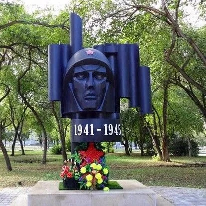 7 мая воспитанники подготовительной к школе группы в преддверии Дня Победы возложили цветы к монумен