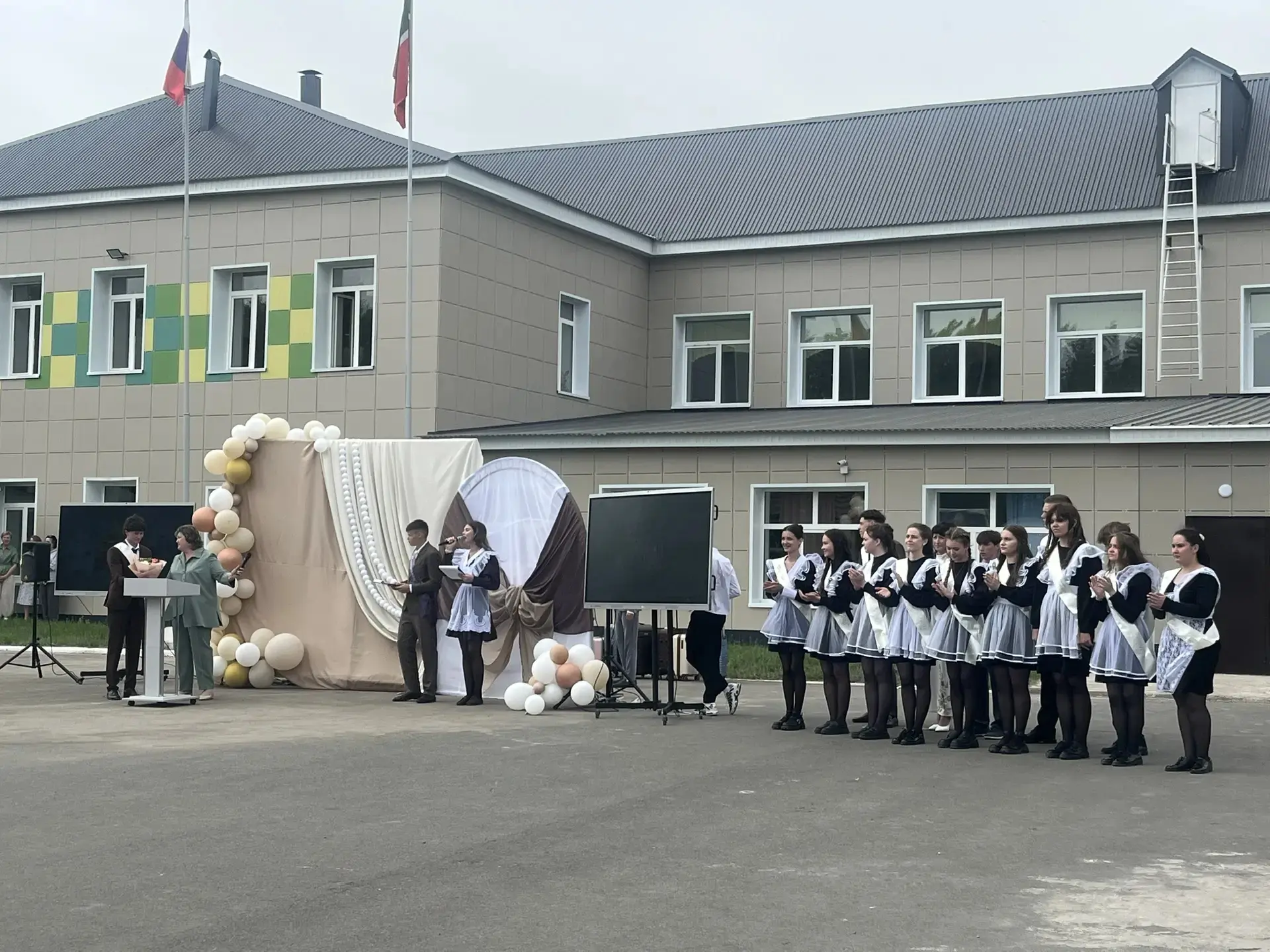 Последний звонок в нашей гимназии! 🔔

26 мая выпускники 11 и 9 классов попрощались с нашей гимназии