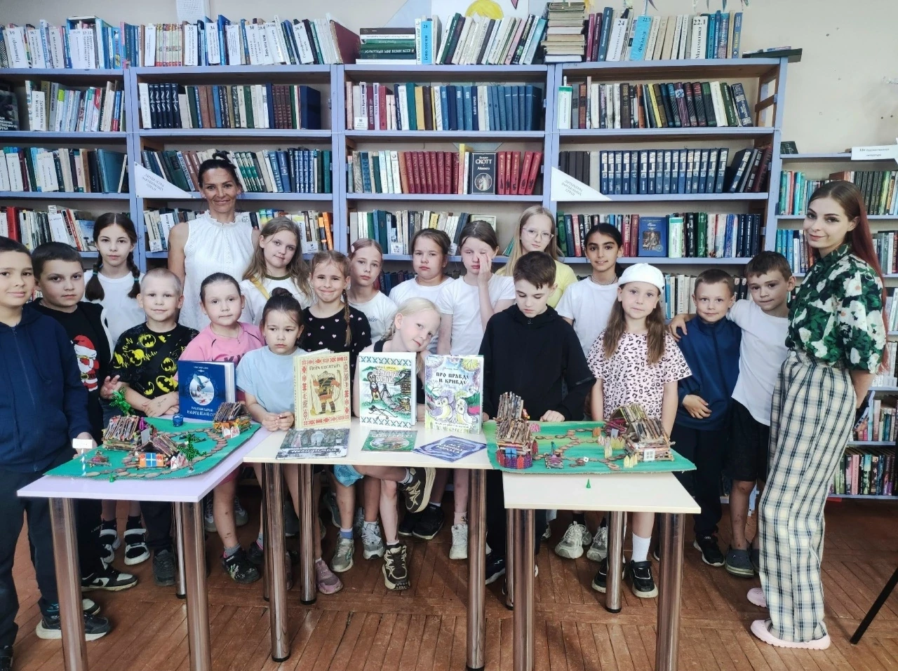 ☀️ День Лета в нашем лагере: море эмоций и творчества! ☀️
📘Утро началось с визита в поселковую библ