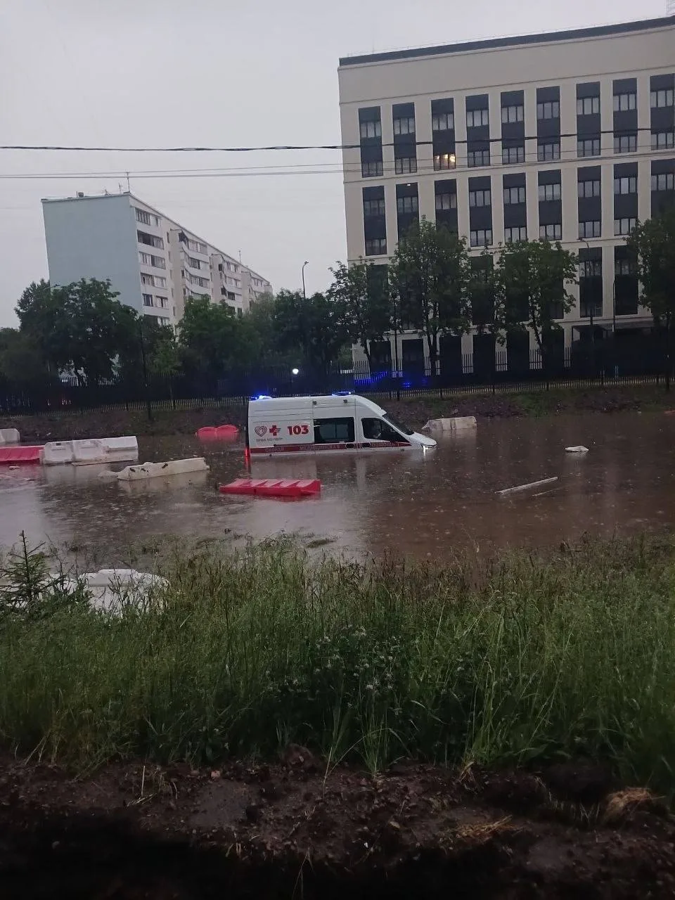 💥 В Гольяново вечерний ливень устроил настоящий потоп

Соседний район накрыла стихия. Кадры с места
