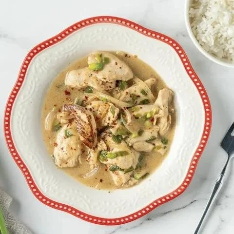 🐔 НЕЖНАЯ КУРИЦА В КЕФИРЕ — 125 ККАЛ

Секрет сочной куриной грудки — кислый маринад. Кефир размягчае
