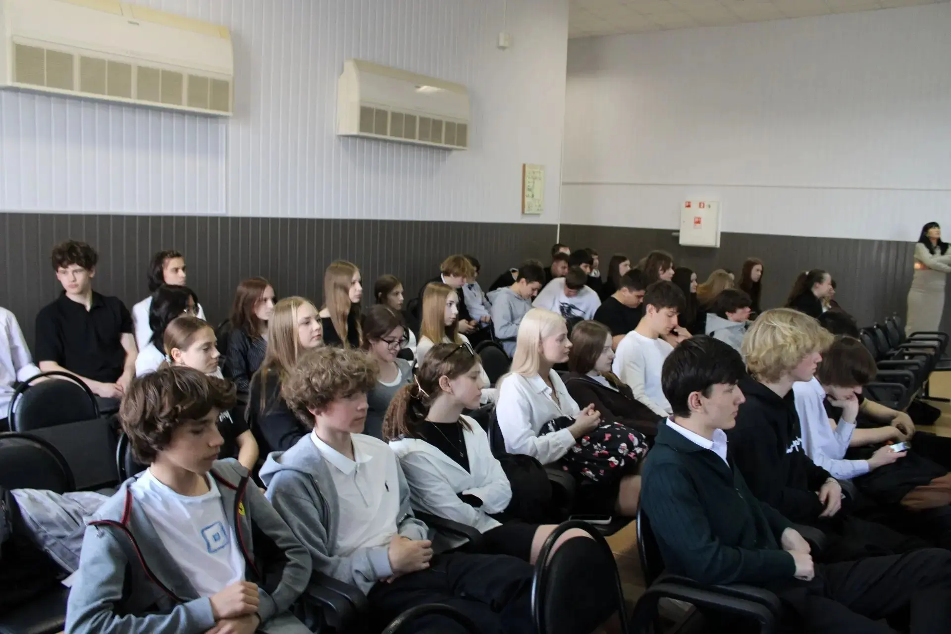 ✨  Всероссийский классный час в МОАУ «СОШ №15 города Орска»

🤍 Амбассадоры машиностроительного клас