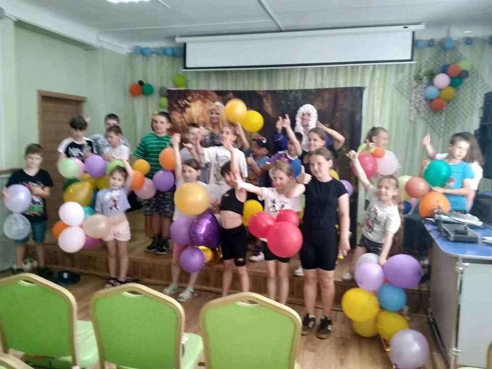 Вчера мы отмечали День друзей. И к нам в школу к ребятам на летней площадке приехали давние наши дру