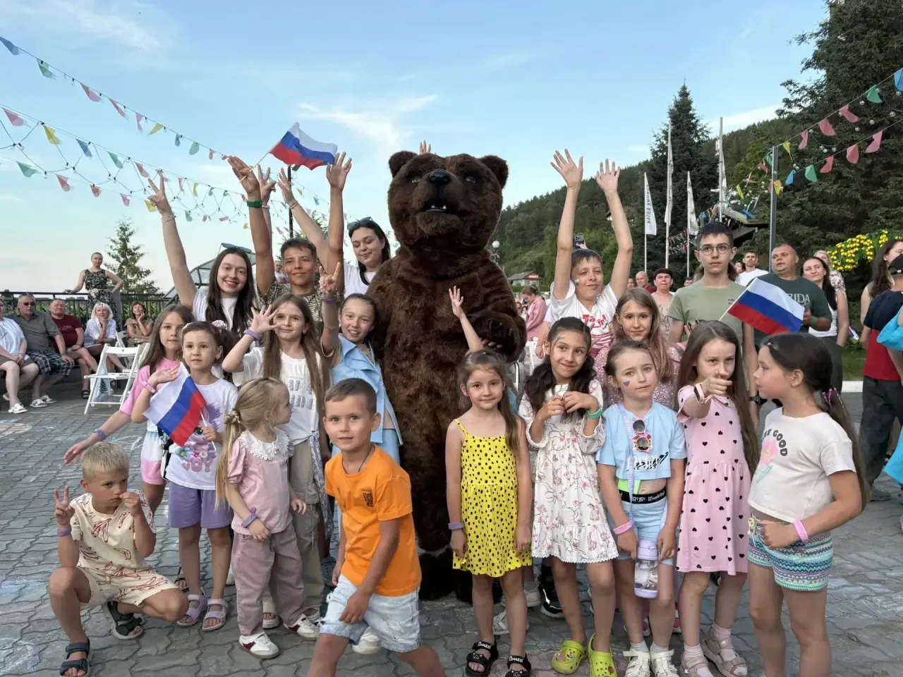 Отметили День России 🇷🇺
в Роднике! 

12 июня прошел большой летний праздник с угощениями и танцами