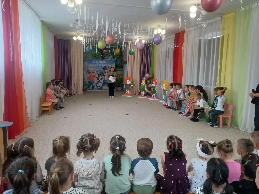 В нашем детском саду прошел праздник "День Эколога и всемирный День защиты окружающей среды".
Дети с