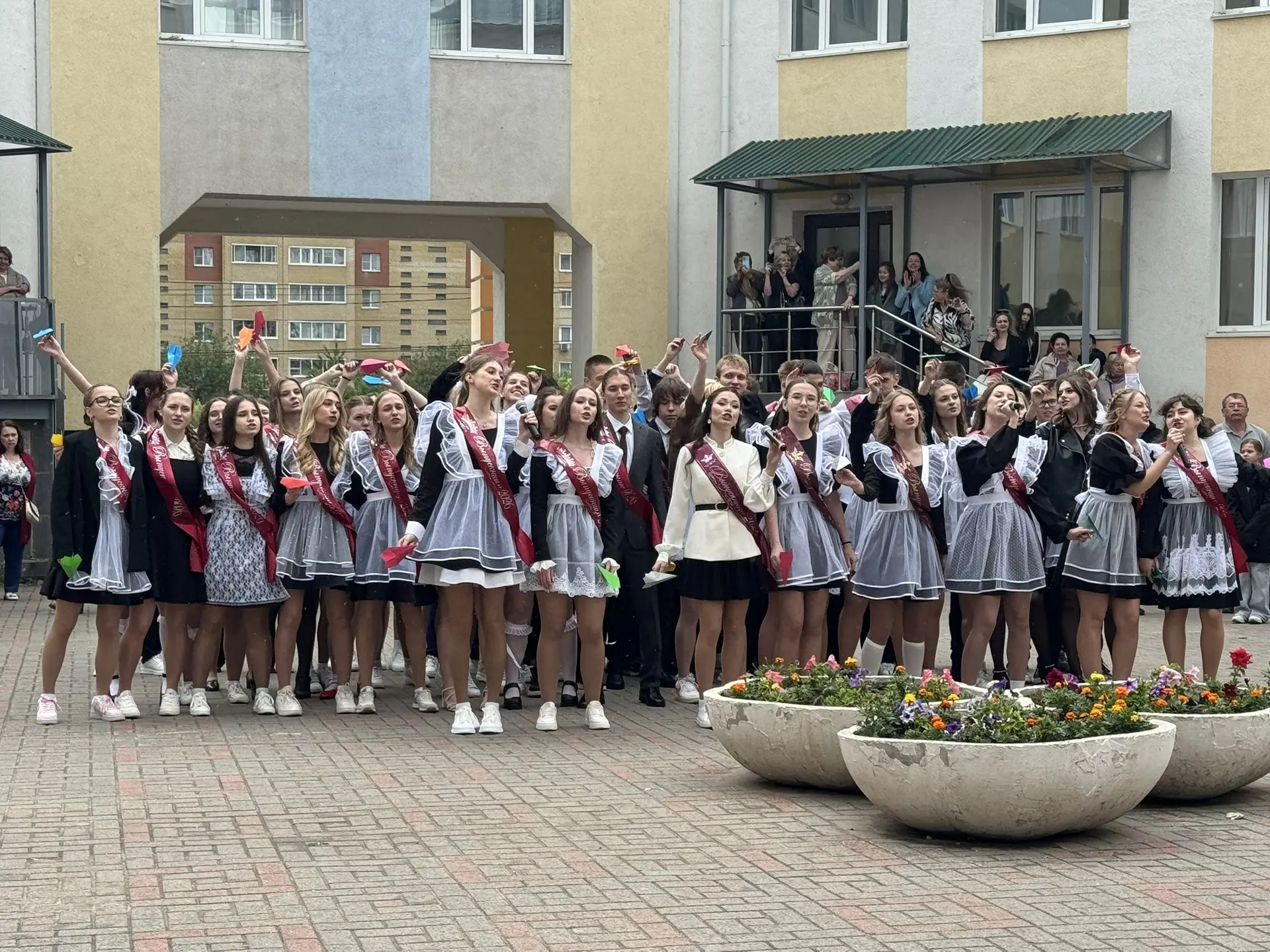 🔔 Прозвенели последние звонки в школах! 

Важное и такое трогательное мероприятие для каждого выпус