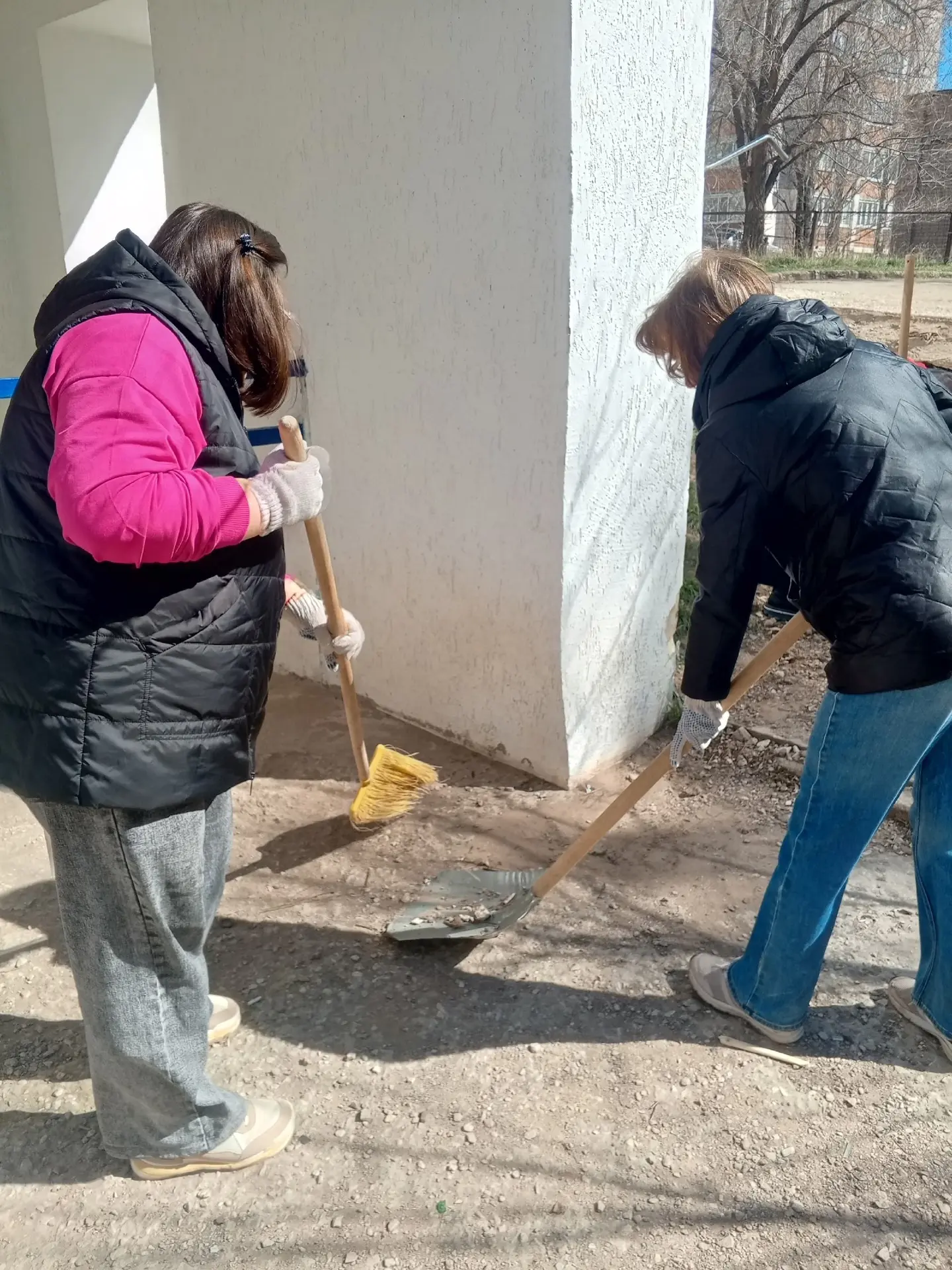 Творим красоту вместе! 🌿✨
В наших клубах полным ходом идет благоустройство территорий Коллектив Цен