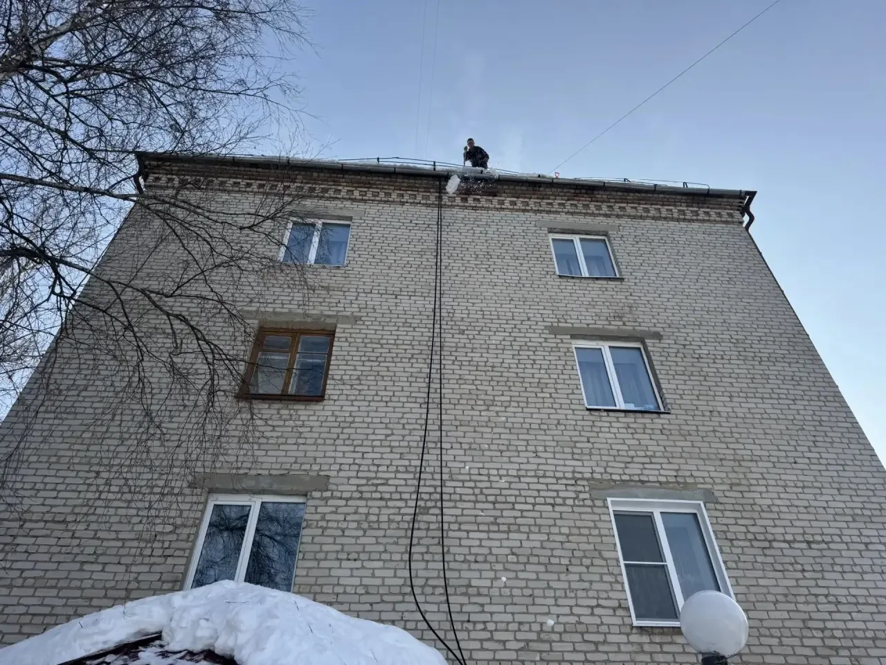 Проводятся работы по очистке крыш от наледи и снега МКД № 6, 10 по ул. Октябрьская. Работы ведутся с