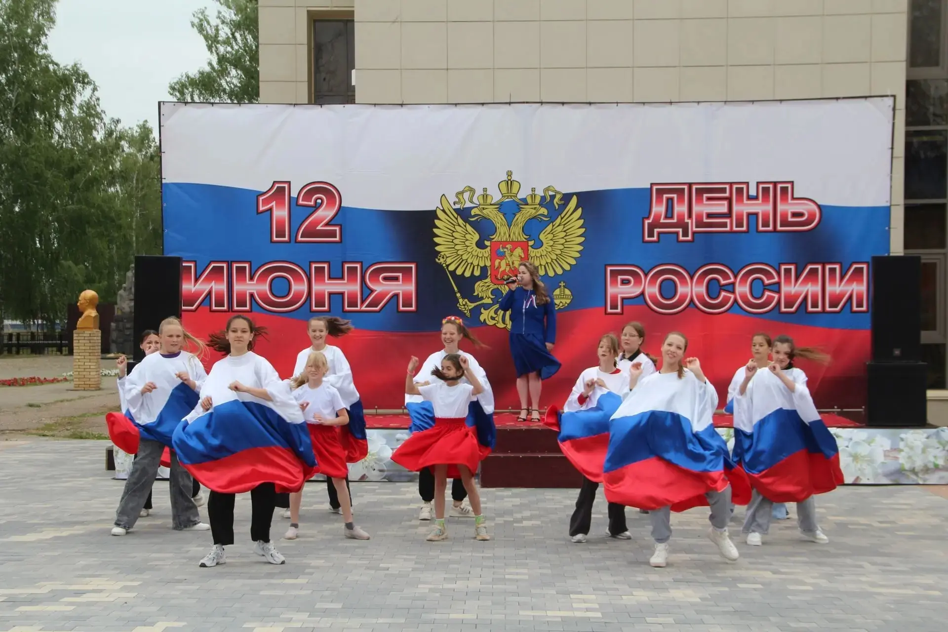 С Днём России! 🇷🇺 

Сегодня мы чествуем величие нашей страны и её богатое наследие. Этот праздник 
