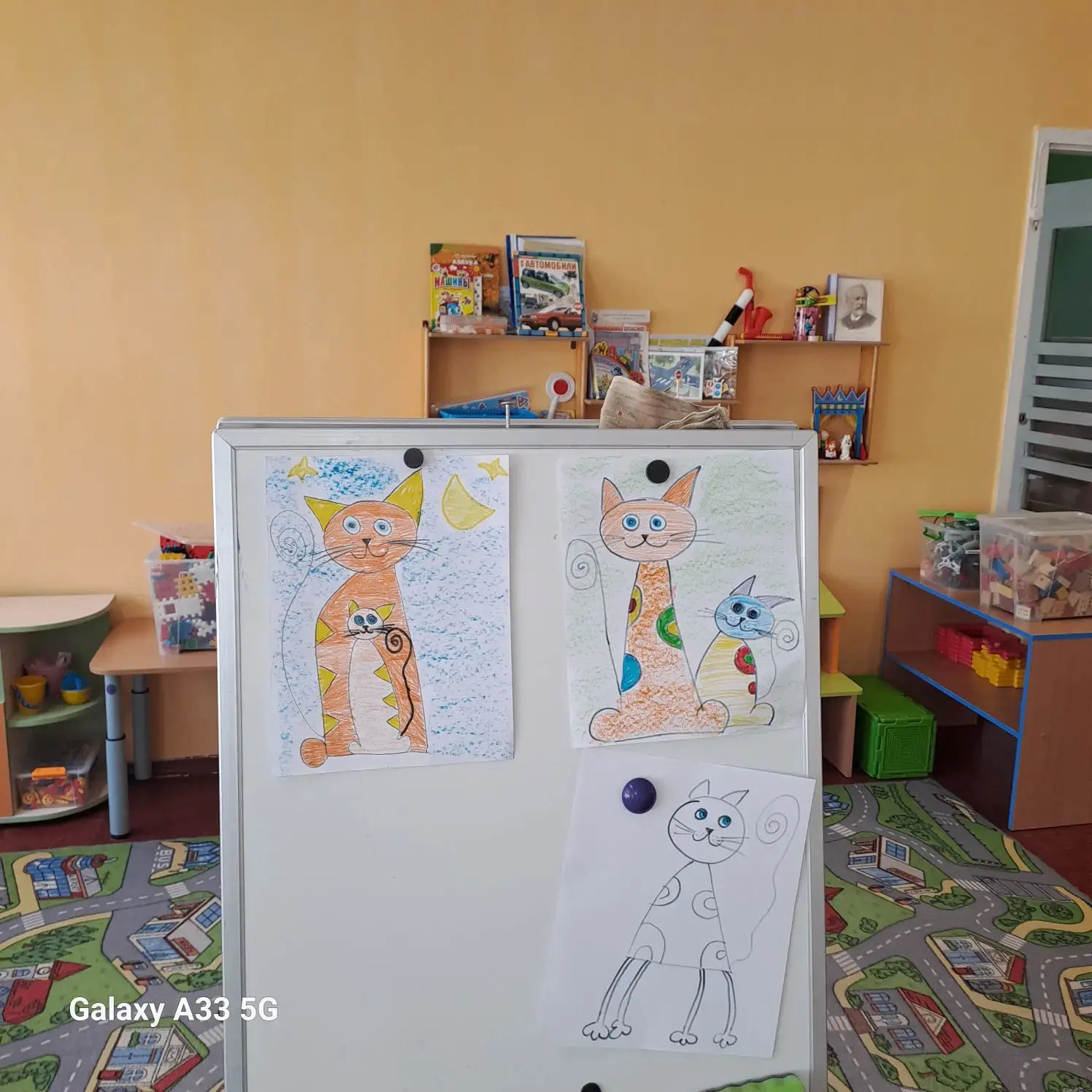 Заключительное занятие в этом учебном году в старшей группе
Тема:  " Забавная кошка"
Закрепили рисов