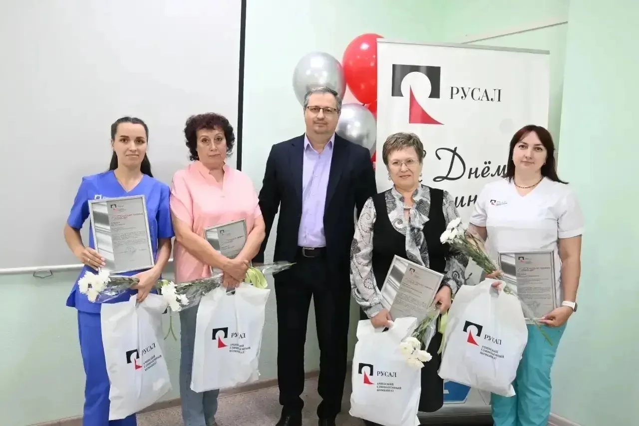 В Ачинском филиале «РУСАЛ Медицинский центр» торжественно отметили День медицинского работника
 
Нак
