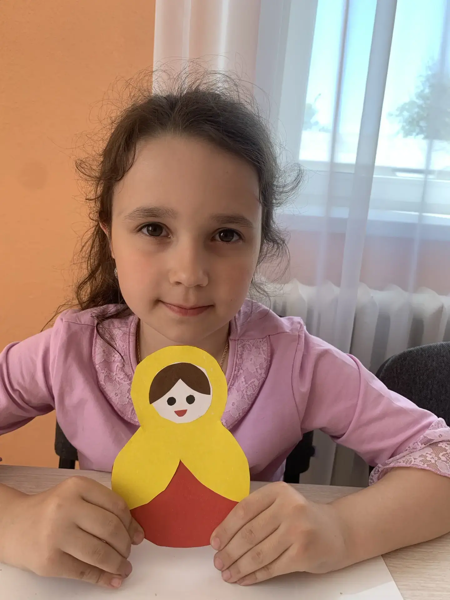 Нам праздники для радости даны,   
Мы знаем их немало, самых разных,
Но день России, день родной стр