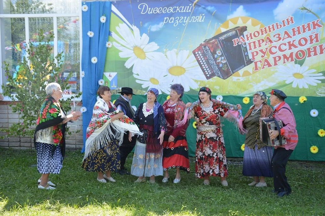 Троица приходит к нам со звоном колоколов, пряным ароматом луговых трав. Летом и солнцем наполнен эт