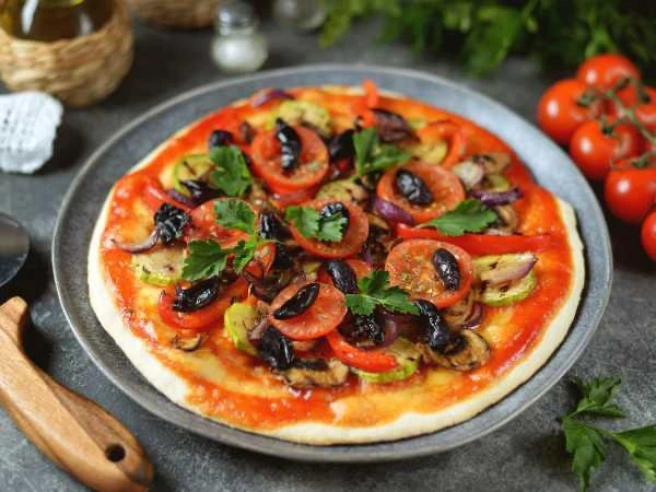 🍕 Веганская пицца

Ингредиенты

• Тесто для пиццы — 500 г
• Кабачок — 1 шт.
• Лук красный — 50 г
• 