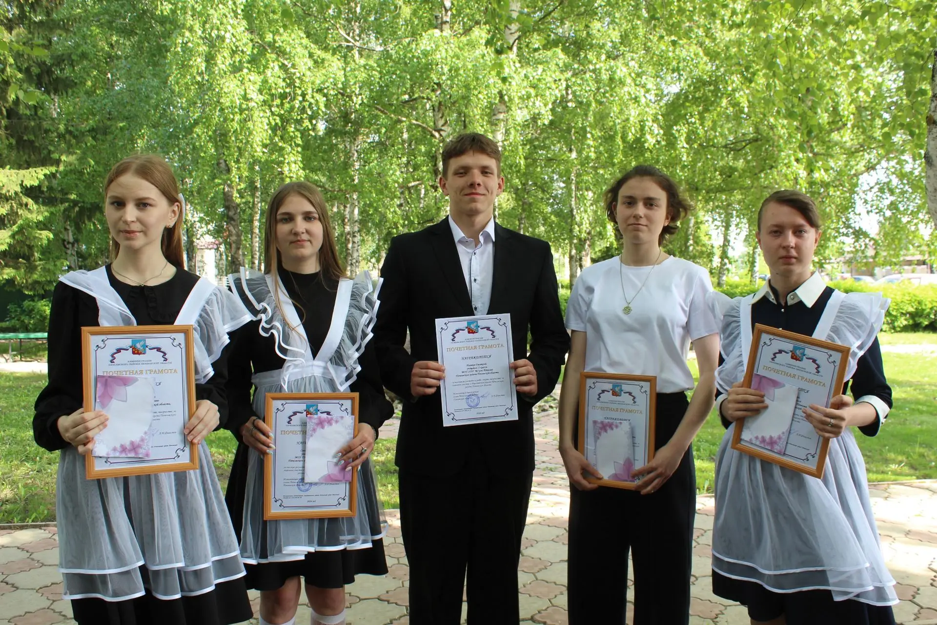 🎓 Звёздный час отличников: шестеро школьников получили стипендии главы района — 10 тысяч рублей!
В 