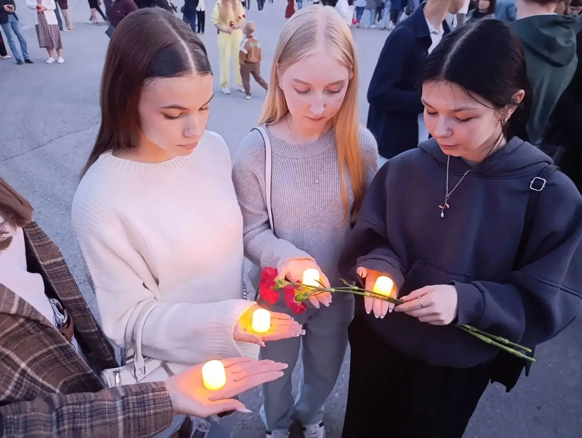 Школьники и педагоги Липецка приняли участие в акции «Свеча памяти»🕯

Она прошла в преддверии Дня п
