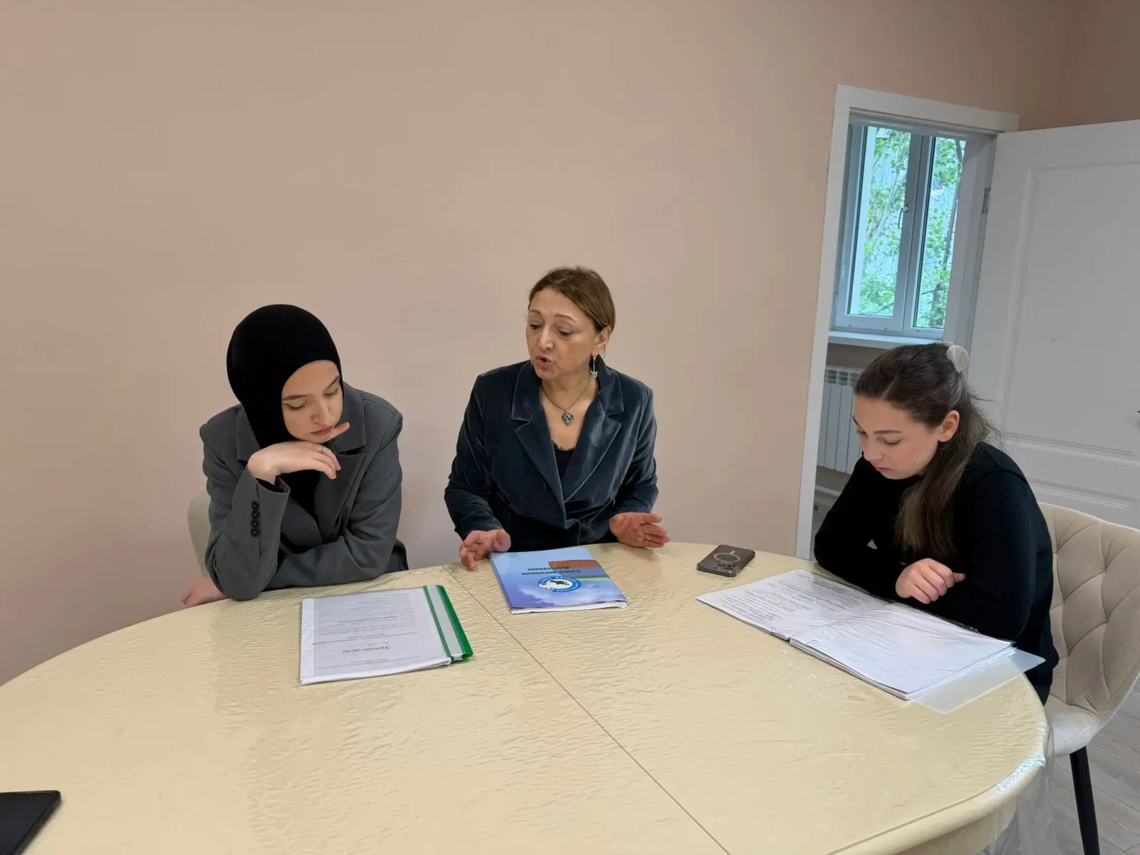Студенты проходят социально - производственную практику...
    
     Студенты 2 курса социально - эк