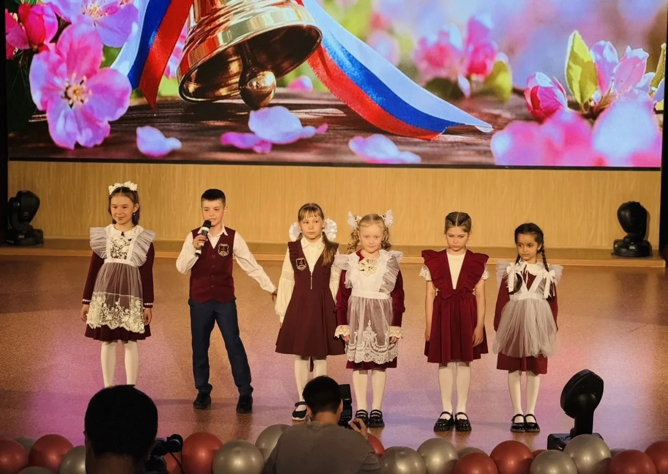 Последний звонок для выпускников 11А класса🔔

🥳Сегодня в стенах нашей любимой школы прозвенел Посл
