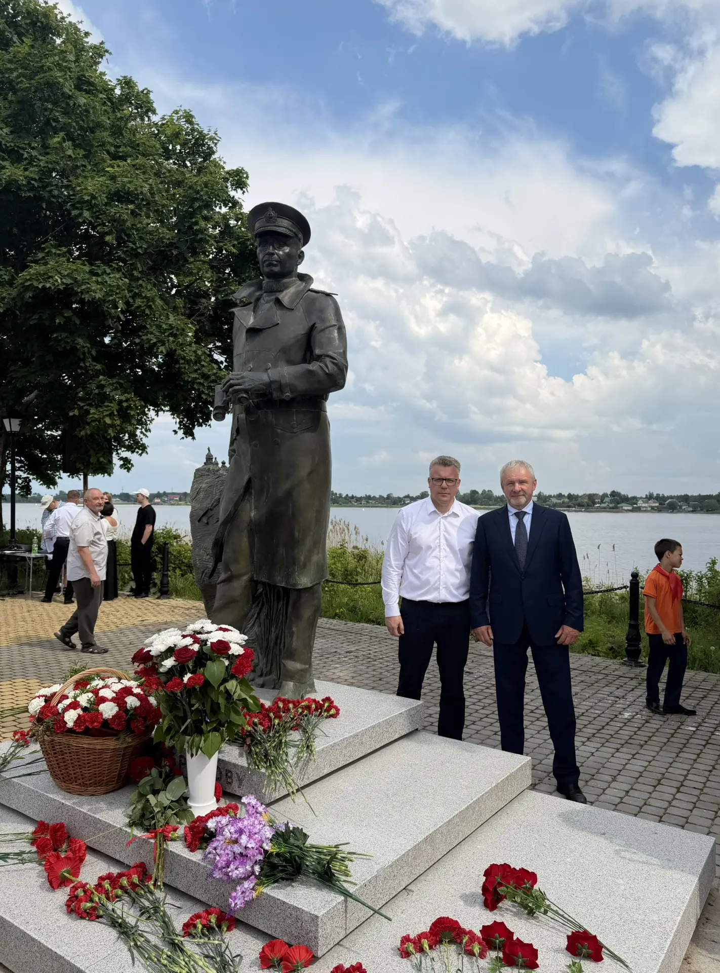 В День России открыли памятник вице-адмиралу Черокову 

Сегодня, в День России, в Новой Ладоге мы от