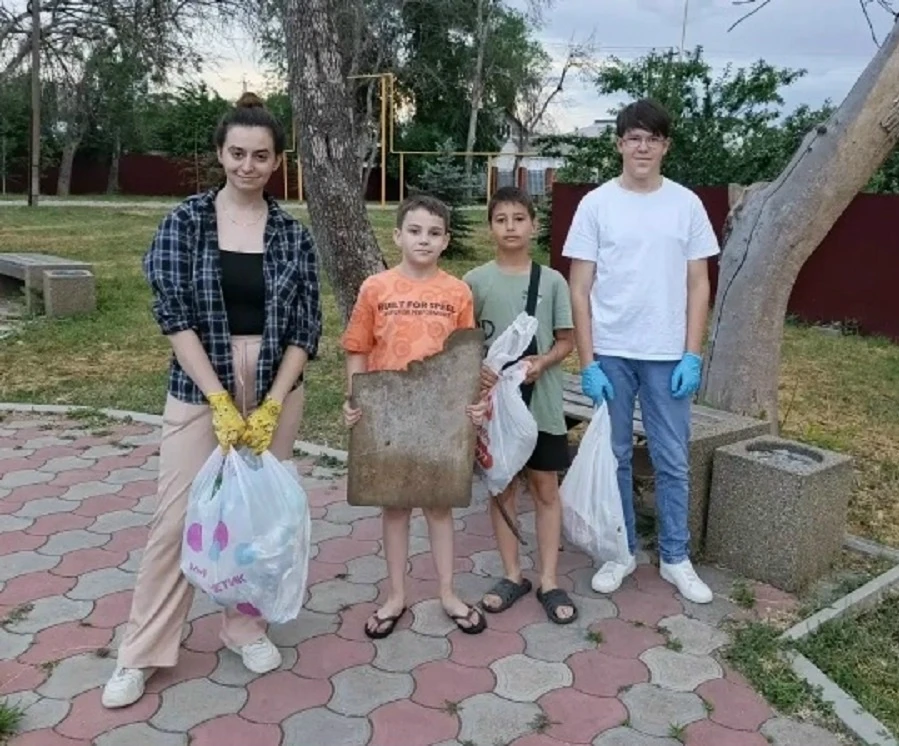 Молодёжные активисты провели субботник в центральном парке