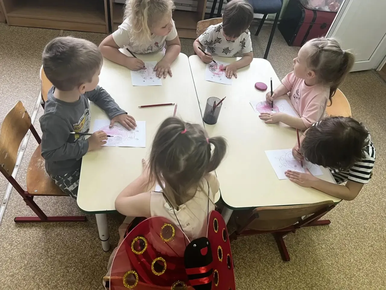 В 8 группе сегодня — праздник «Встреча с Божьей коровкой»! Ребята узнали, что божья коровка — это на