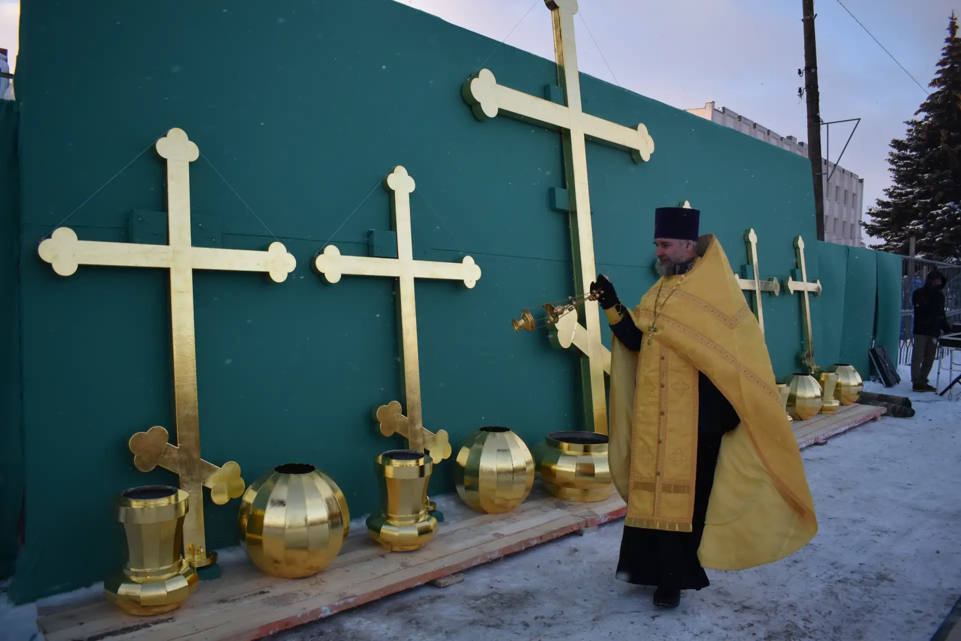15 декабря состоялось радостное событие - освящение крестов на купола строящегося кафедрального собо