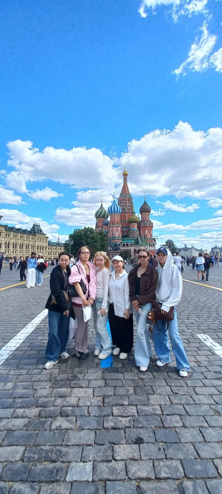 Из дневника международной практики...

🌆20.06 приехали благополучно в Москву, стоял  прекрасный сол