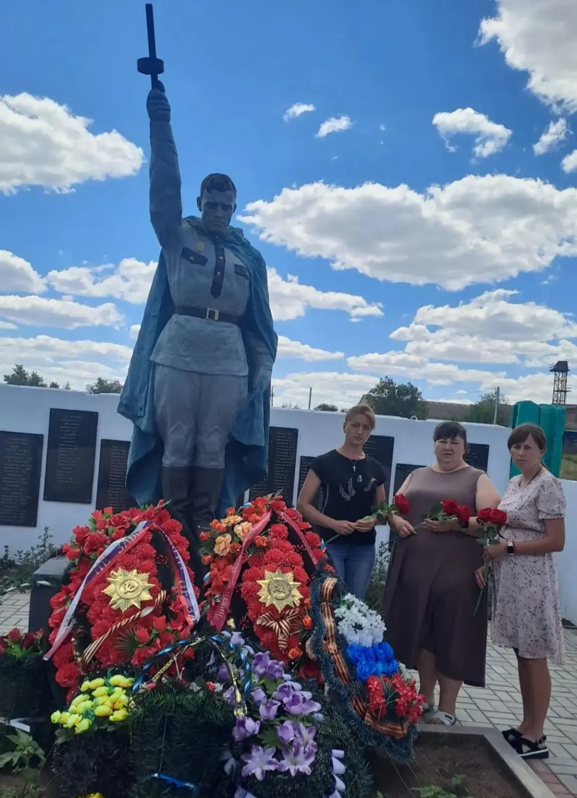 22 июня, в День памяти и скорби, детский сад  принял участие в  возложении цветов.
85 лет назад нача