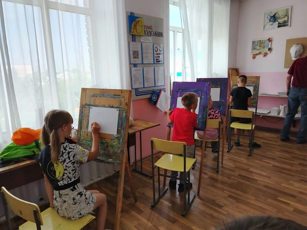 Сегодня был невероятно насыщенный и творческий день! 🤩 Наши ребята из пришкольного лагеря побывали 