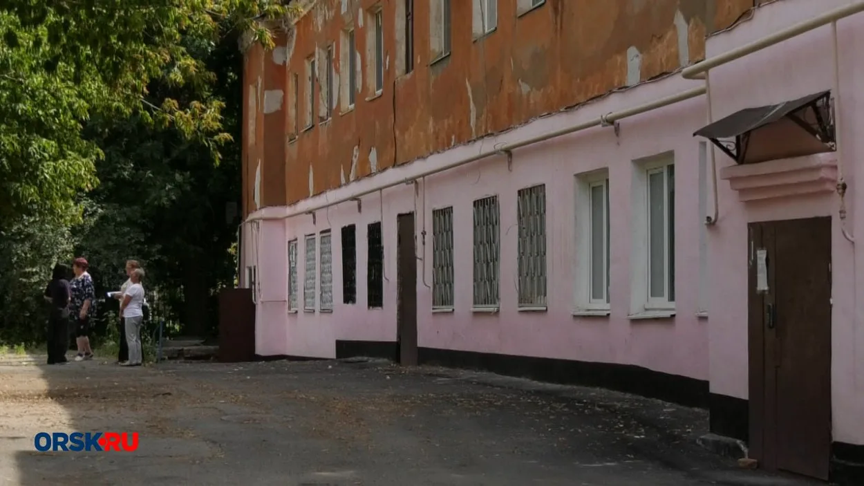 🚨 Покрасили низ, забыли про верх. Почему в Орске дом, переживший два наводнения, отремонтировали то