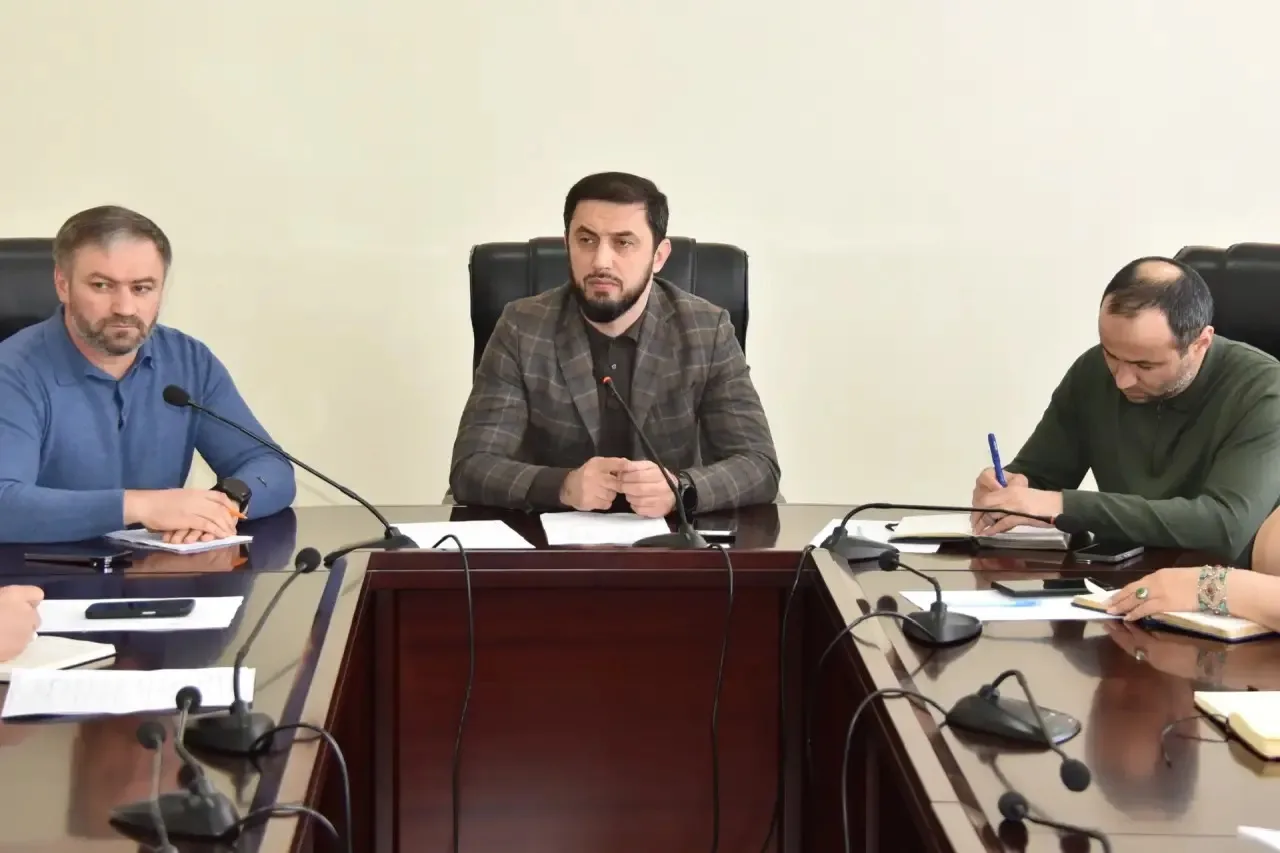 Глава Акушинского района Махач
Абдулкеримов совместно со своими заместителями провёл очередное засед
