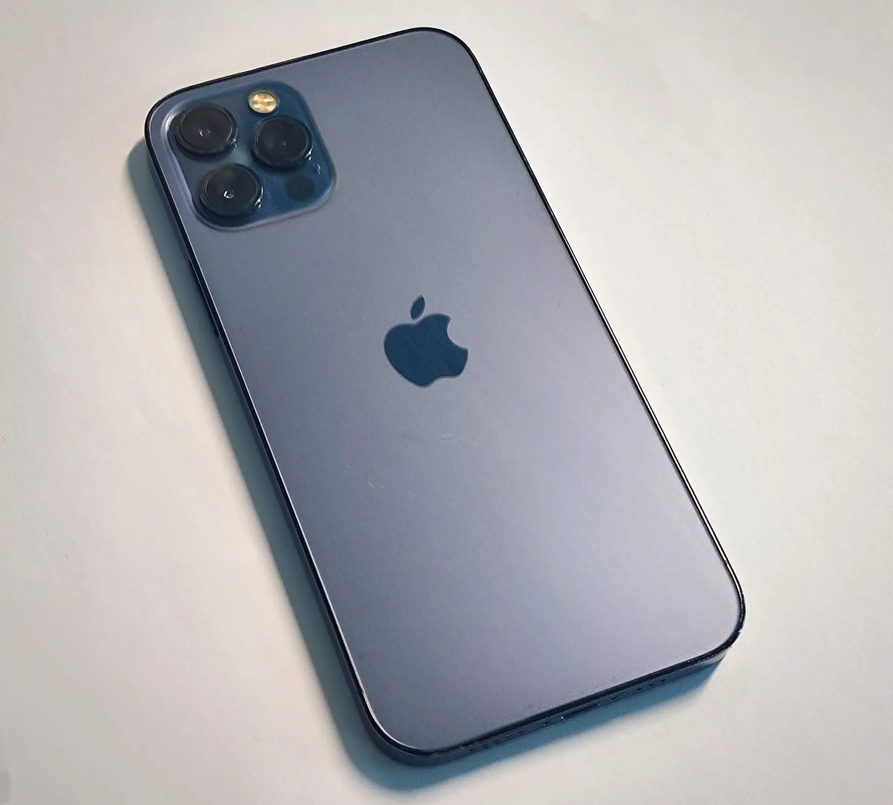 В продаже iPhone 12 pro, в синем цвете, на 128 гигов.
В оригинале. Все работает.
Аккумулятор 75. Дер