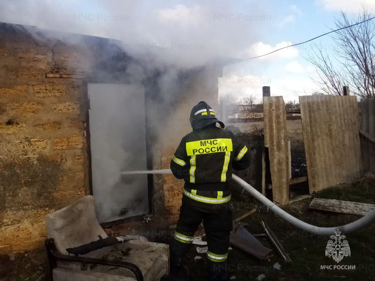 В Новотроицком округе спасатели МЧС потушили пожар в жилом доме

🔥 Пожар в жилом доме в Ялте: постр