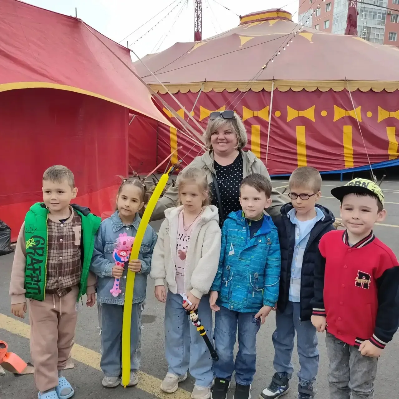 В хмурый выходной⛅ дети старшей группы «Рябинка» 👶🏻👧🏻👦🏻вместе с воспитателями и родителями отп