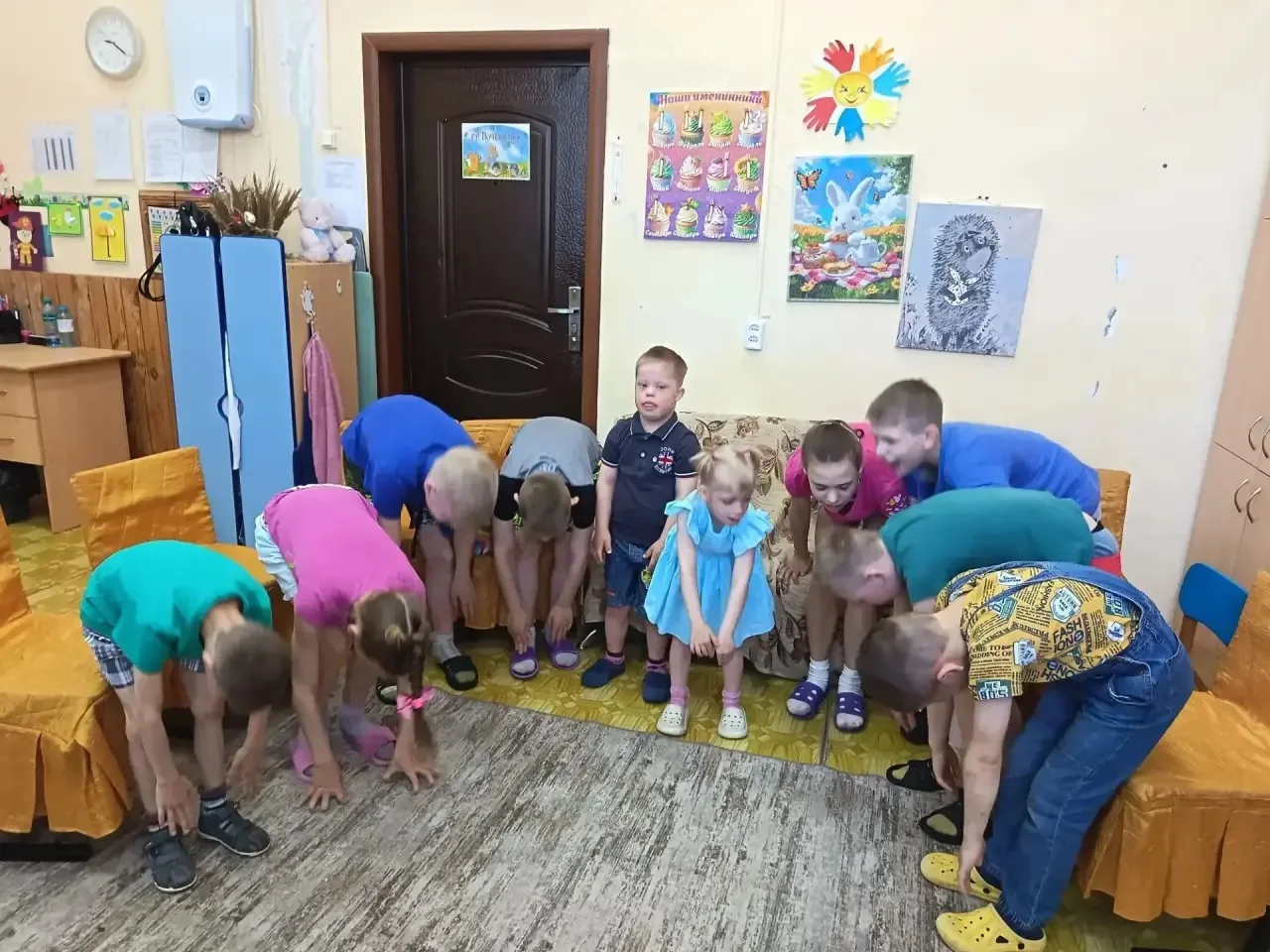 Зарядка — это весело! Именно с неё началось утро в группе «Почемучки». Малыши весело размялись и отп
