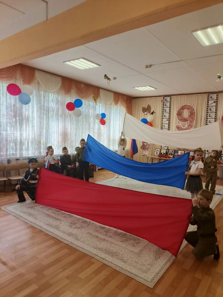 «День Победы в мае мы, конечно, знаем.
  И войны героев вспоминаем.
  Этот день всегда , со слезами 